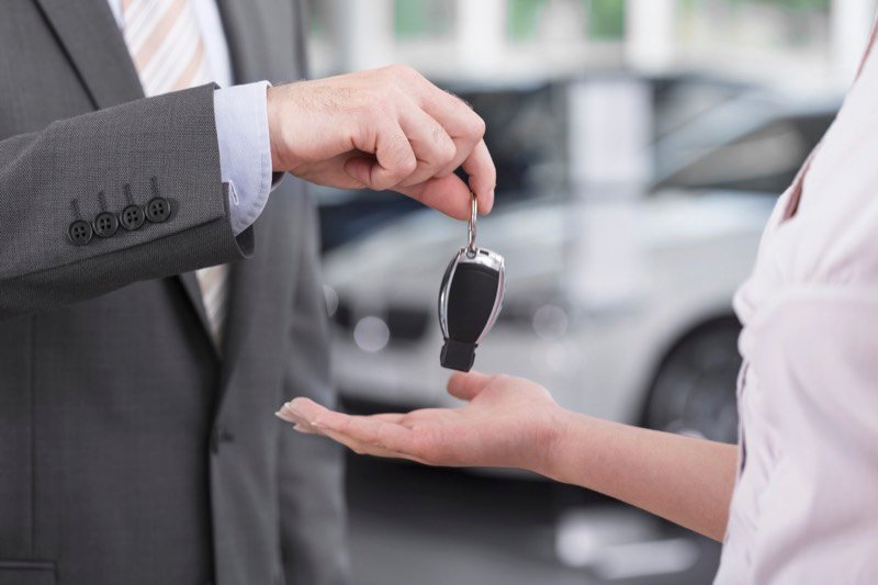 Car lockout service handing over keys